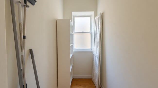 Building Photo - 3346 W Wilson Ave