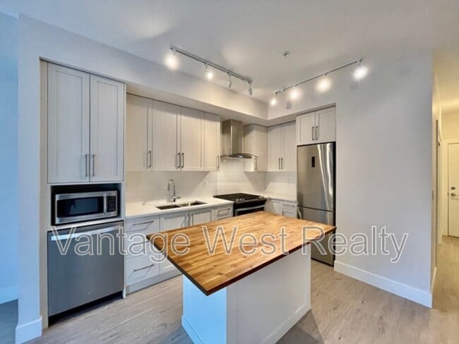 Building Photo - 4380-4380 Lakeshore Rd