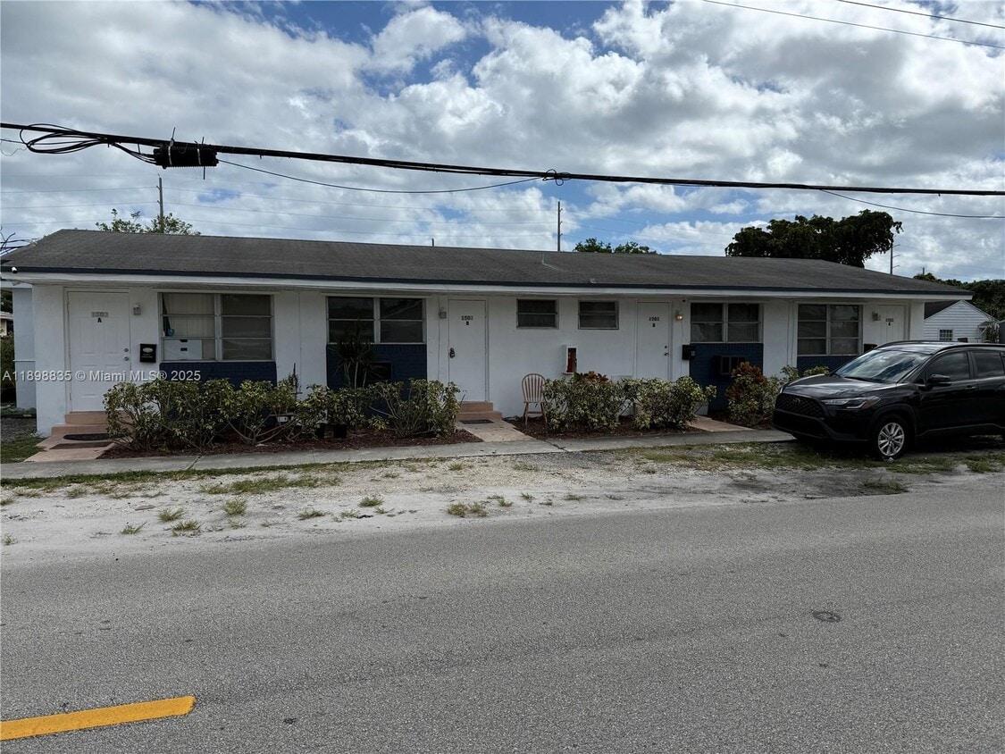 Primary Photo - 1501 N 22nd Ave