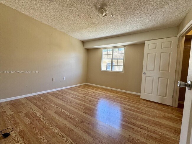 Foto del edificio - 2801 NE 185th St