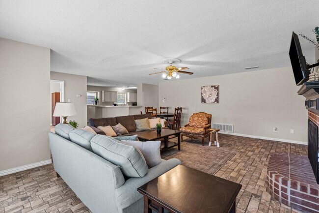 Foto del edificio - 8128 Heritage Pl Dr