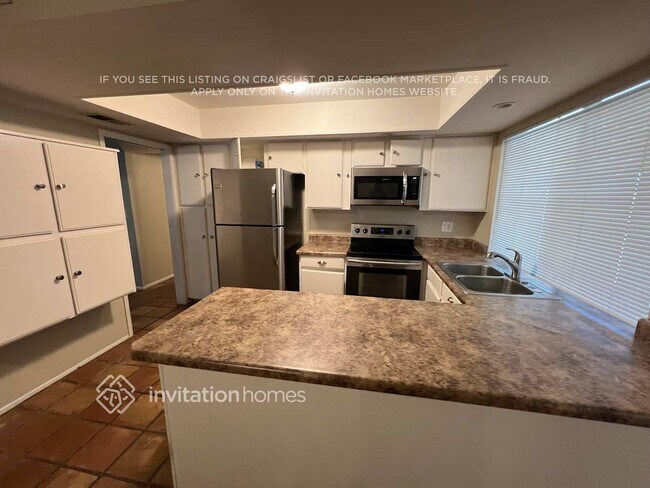 Foto del edificio - 3241 E Sunnyside Dr