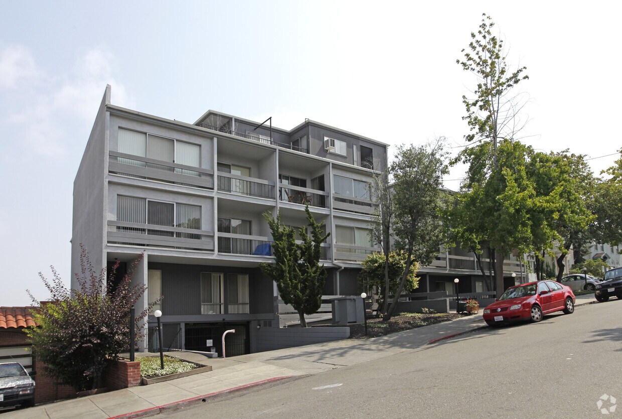 Primary Photo - 330 Adams St