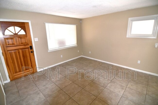 Building Photo - 11535 St Lawrence Dr