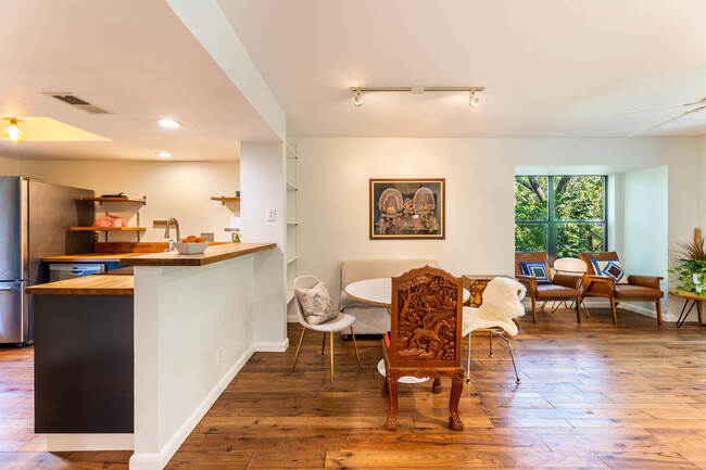 Foto del edificio - 1135 Barton Hills Dr