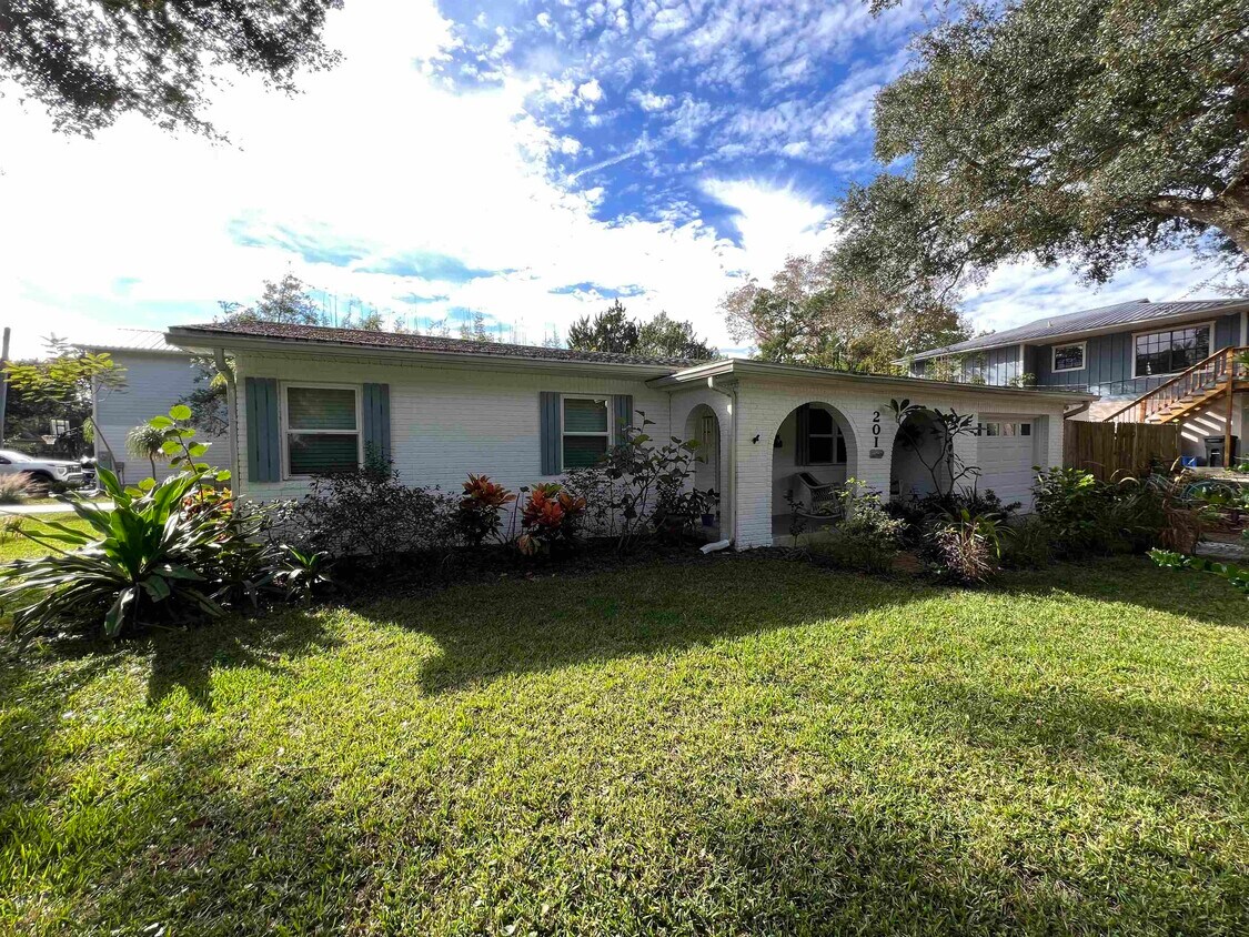 Primary Photo - 201 Sevilla St