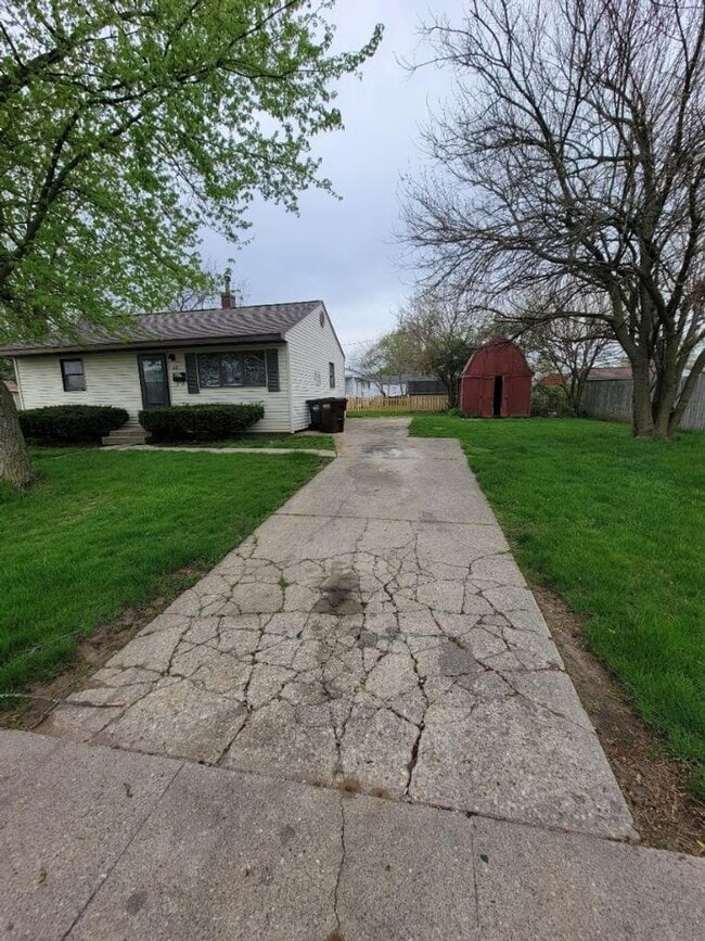 Building Photo - 2 Bedroom Ranch Home in Fairborn - Just Re...