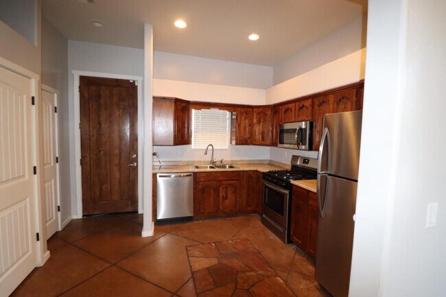 Foto del edificio - 1060 E Silver Lake Rd Unit 1