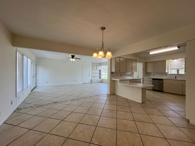 Foto del edificio - Three Bedroom Two Bath In Hamlin Place