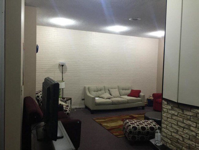 Foto del edificio - 2702 Hillsborough St
