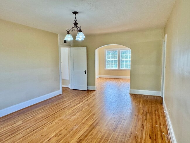 Building Photo - Delightful 2-Bedroom