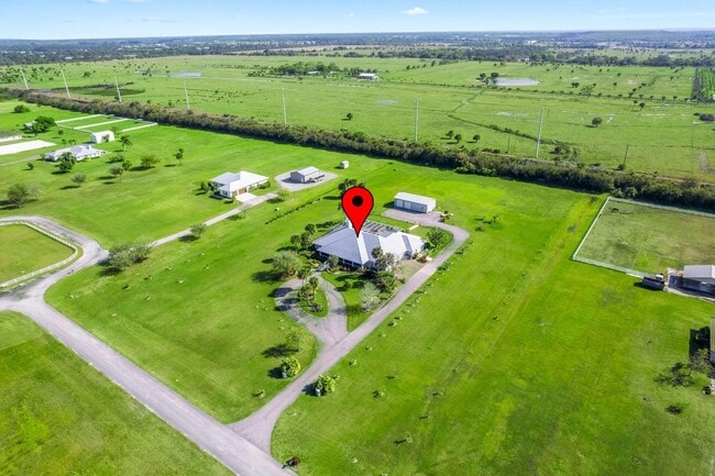 Foto del edificio - 8135 White Fences Ln