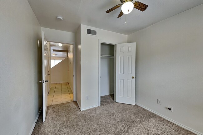Foto del edificio - 905 Fairbanks Cir