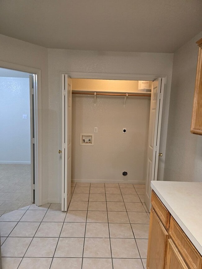 Building Photo - 1602 Van Zanten Dr