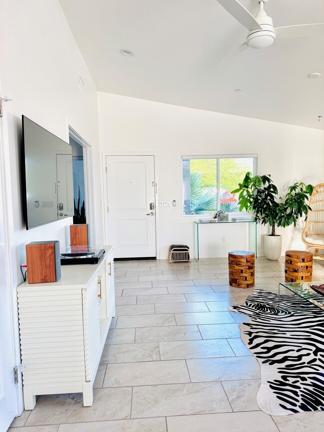 Building Photo - 13609 Avenida La Vis