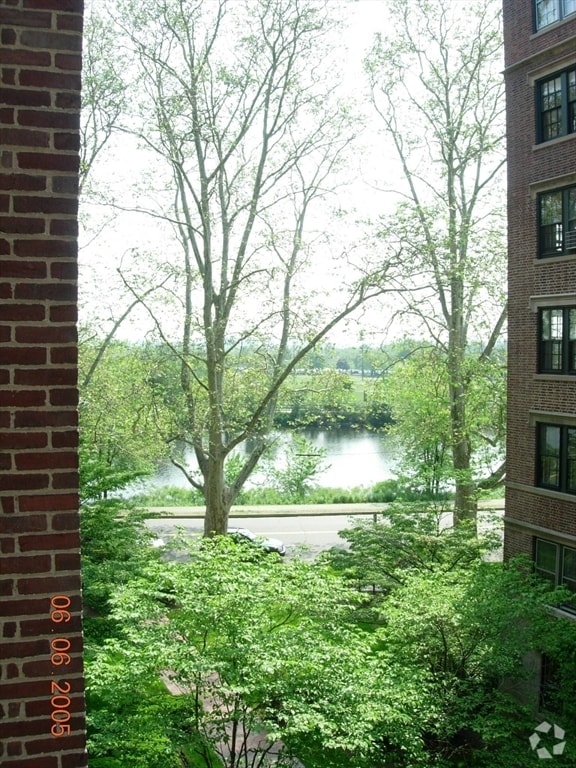 Building Photo - 988 Memorial Dr