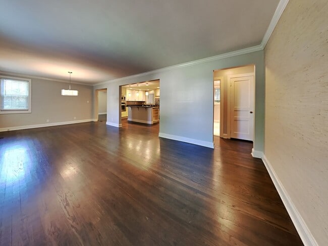 Building Photo - 3 Bedroom in Green Hills