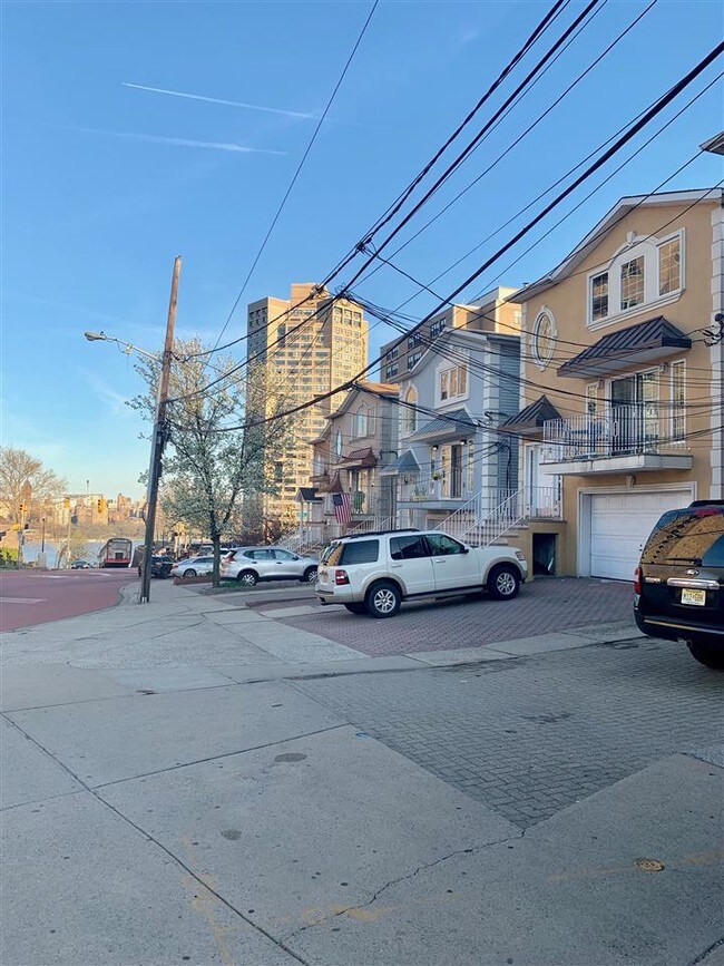 Building Photo - 61 71st St