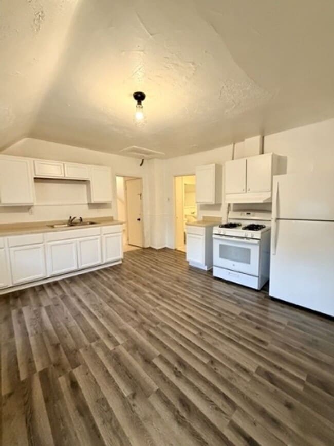 Building Photo - 611 N Broadway