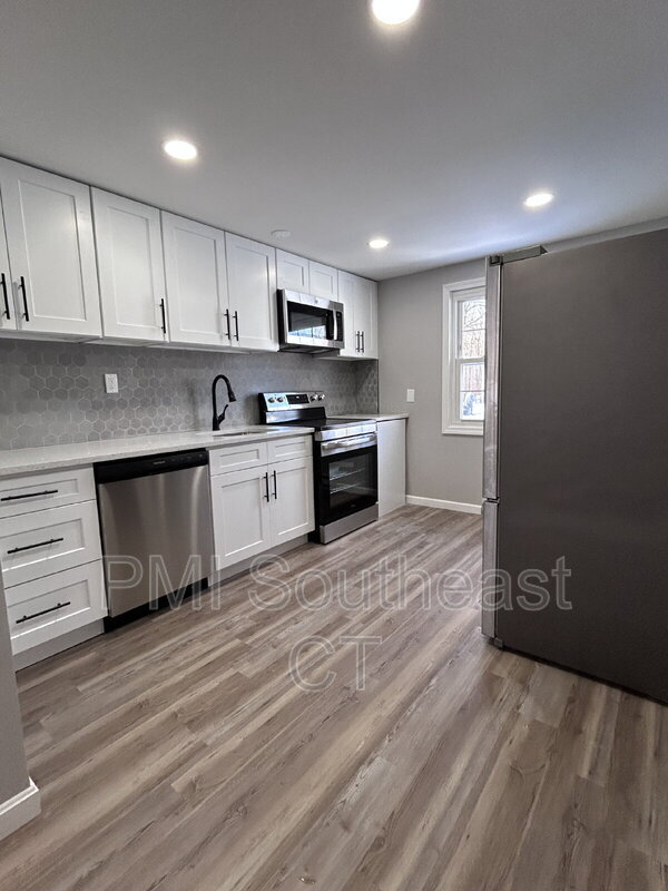 Foto del edificio - 120 Gallup Hill Rd