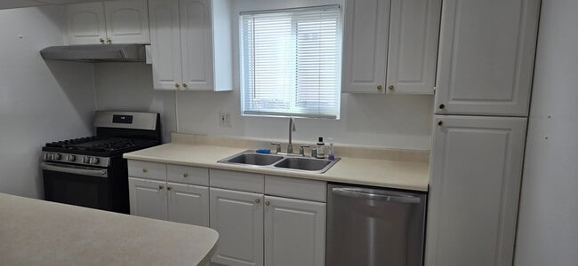 Kitchen - 1915 Dufour Ave