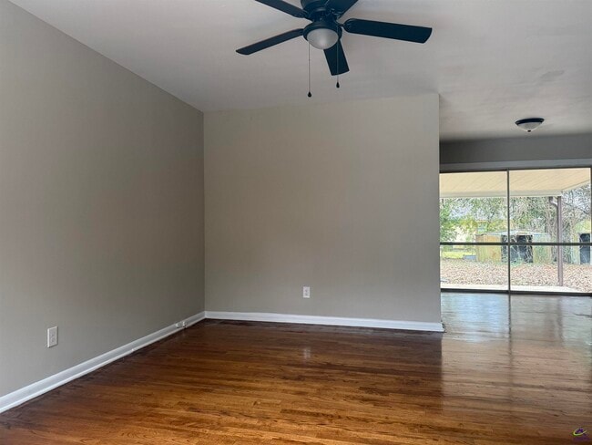 Building Photo - 417 Willow Ave