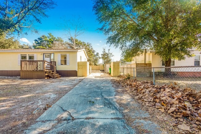 Building Photo - 211 Evergreen Dr