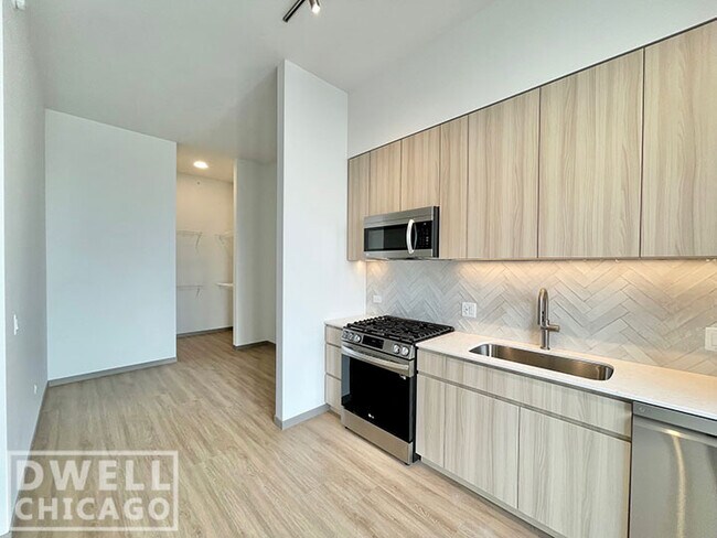 Building Photo - 1026 S Damen Ave