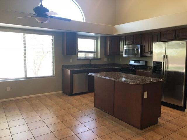 Foto del edificio - 2352 S 162nd Ln