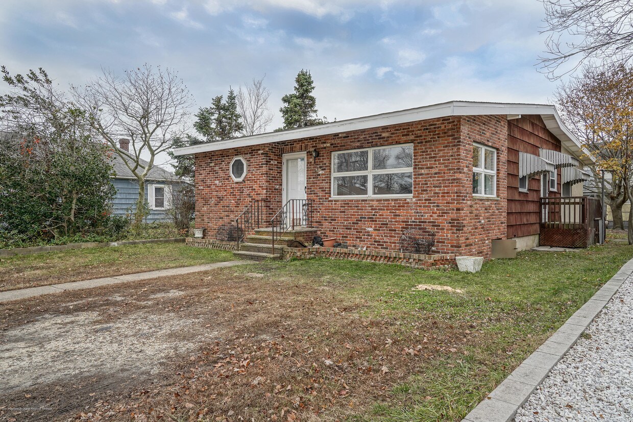 Primary Photo - 524 E Bayview Ave