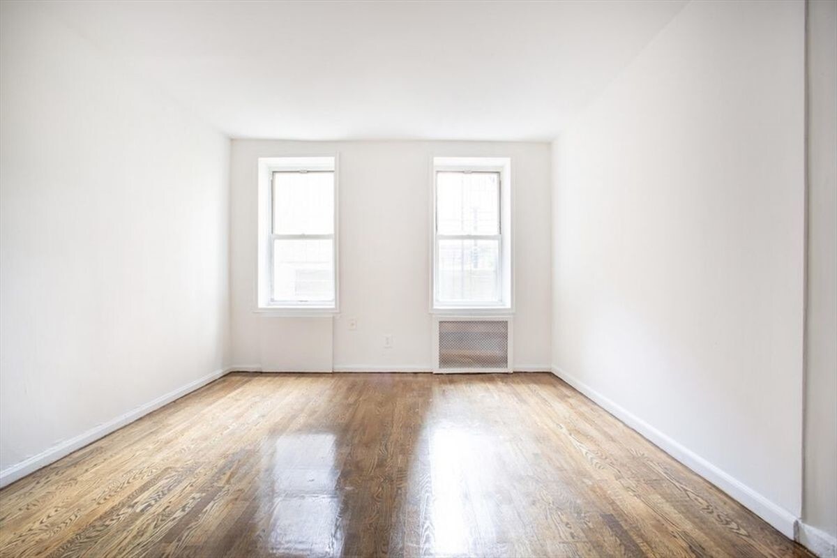 Foto principal - 320 E 25th St