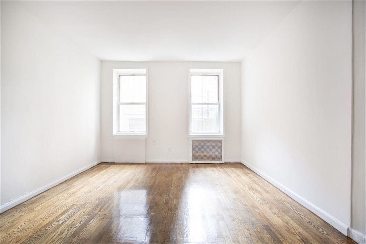 Primary Photo - 320 E 25th St