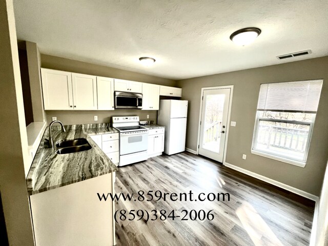 Building Photo - 2870 Russell Dr