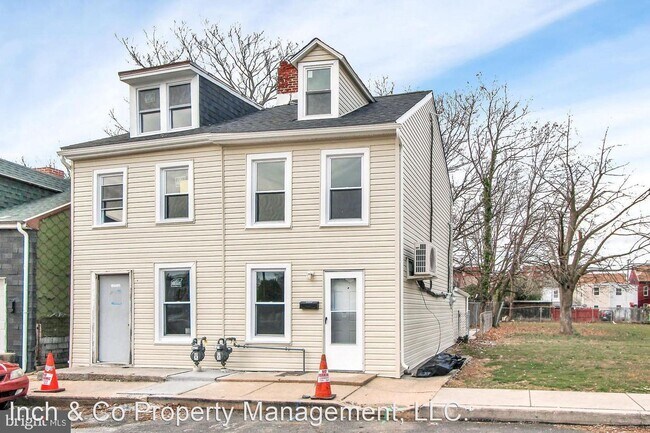 Building Photo - 2 br, 1 bath House - 227 E South St