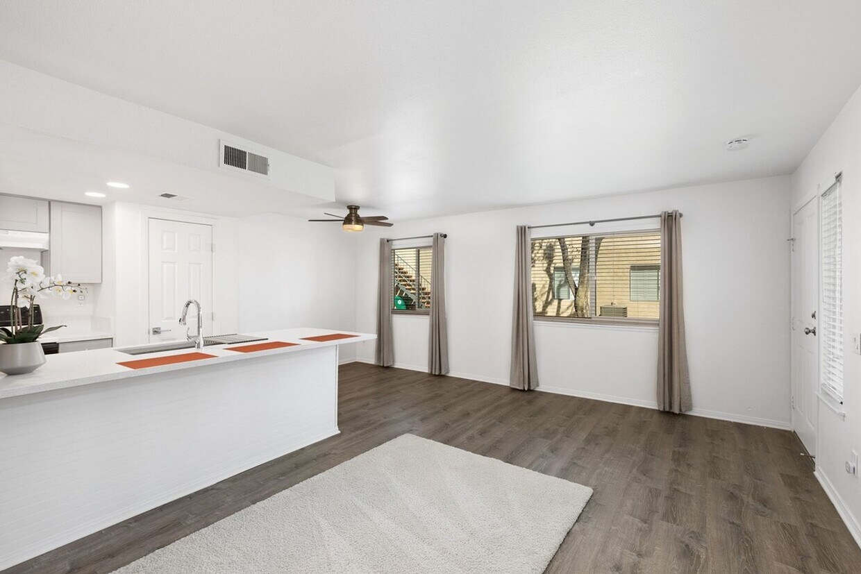 Foto principal - AVAILABLE NOW! RECENTLY UPDATED! 2 Bedroom...