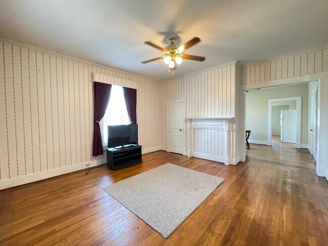 Foto del edificio - Lawrenceville Home with Lots of Charm and Space