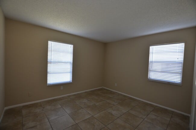 Building Photo - 3 bed 2 bath duplex in Orlando