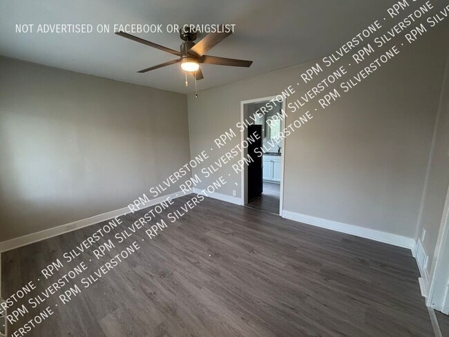 Building Photo - 1228 E Meyers Ave