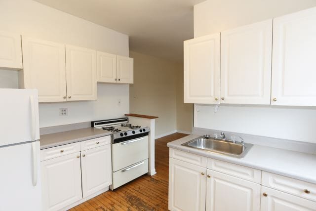 Building Photo - 633 W Cornelia Ave