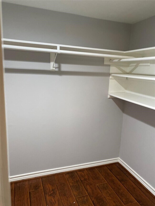 Foto del edificio - 1622 Fall Valley Dr