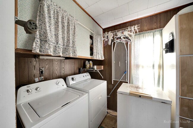 Building Photo - 303 S East St