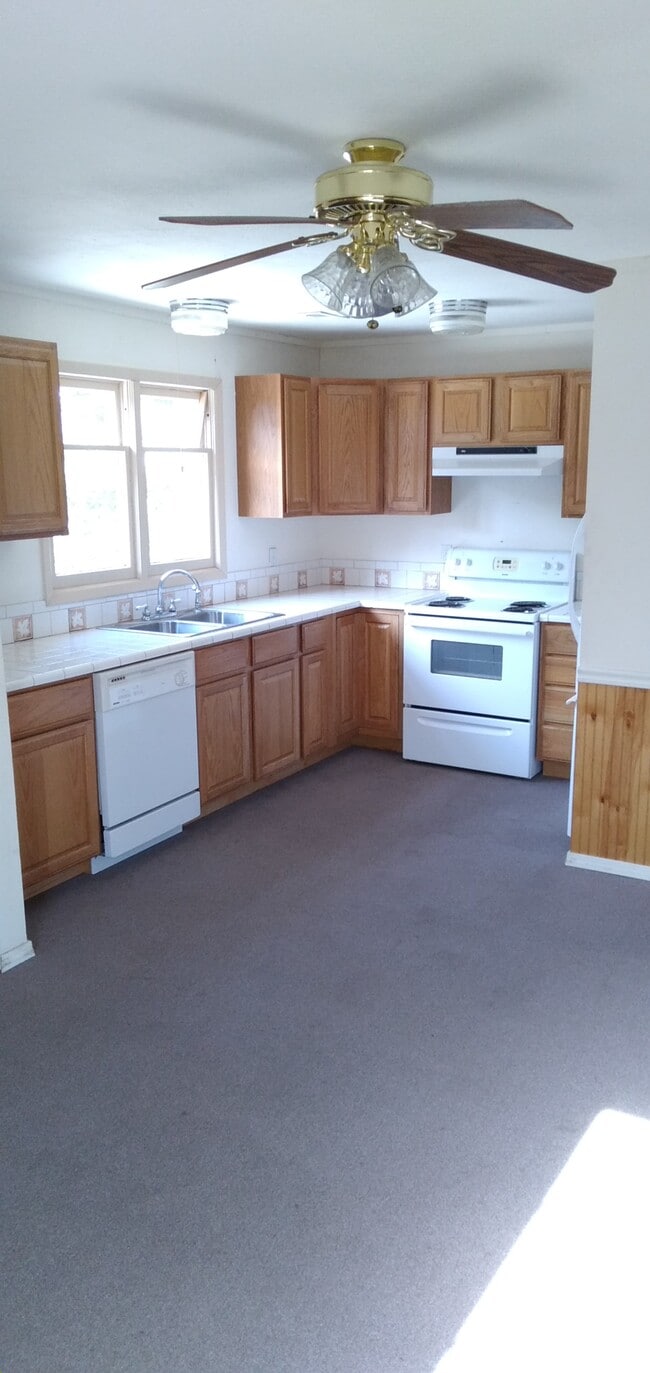 Kitchen - 1199 NE Ochoco Ave