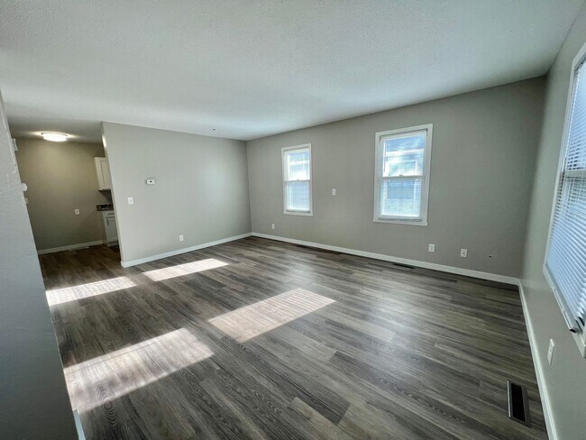 Foto del edificio - 2 Bedroom Townhome!!