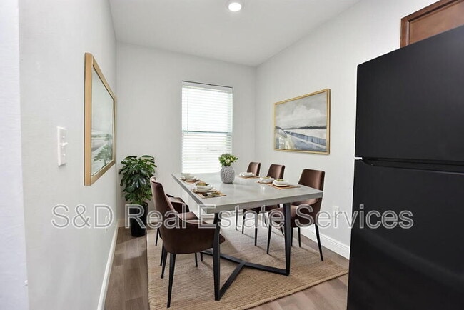 Building Photo - 525 Albatross Dr