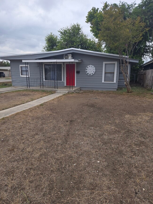 Building Photo - 303 E Amber St