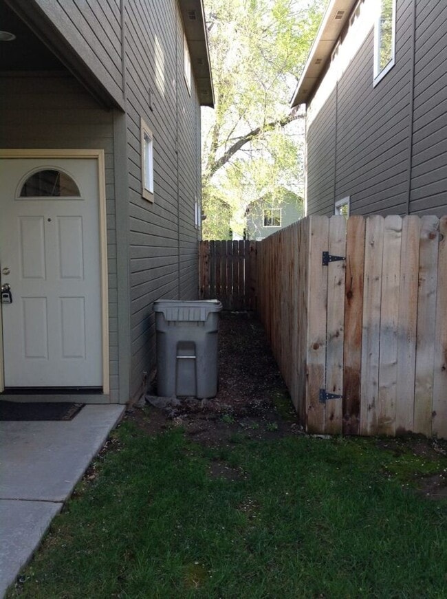 Building Photo - Bright and Airy 3 Bedroom Home with High C...