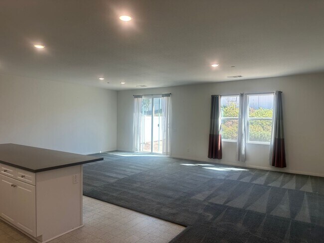 Foto del edificio - 4 Bed/2Bath, Solar Single-Story Home in Hi...
