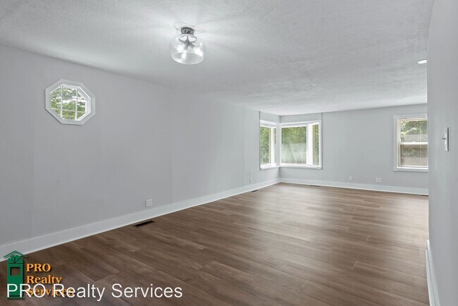 Building Photo - 4 br, 2 bath House - 5565 Eastview Ave