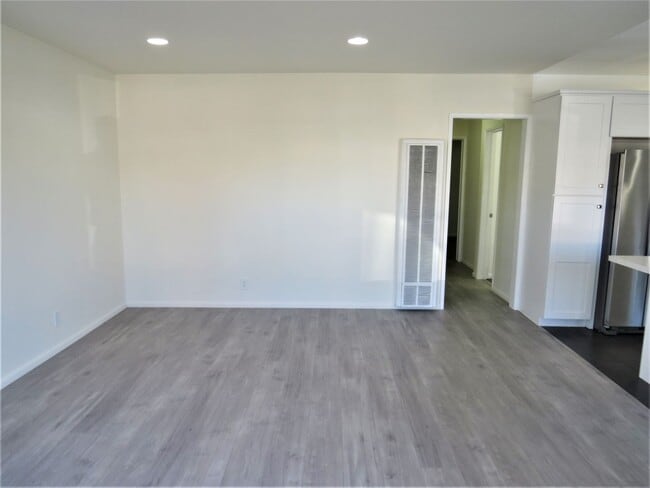 Building Photo - 617 W Balboa Blvd