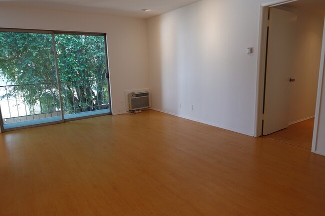 Building Photo - 546 N Flores St